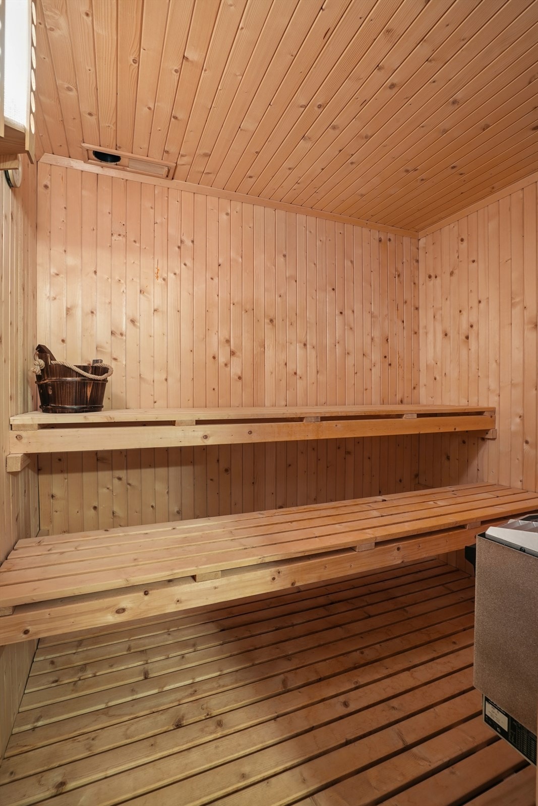 Egen badstue med sittebenker i treverk og badstueovn. En luksus i hverdagen! Galleribilde