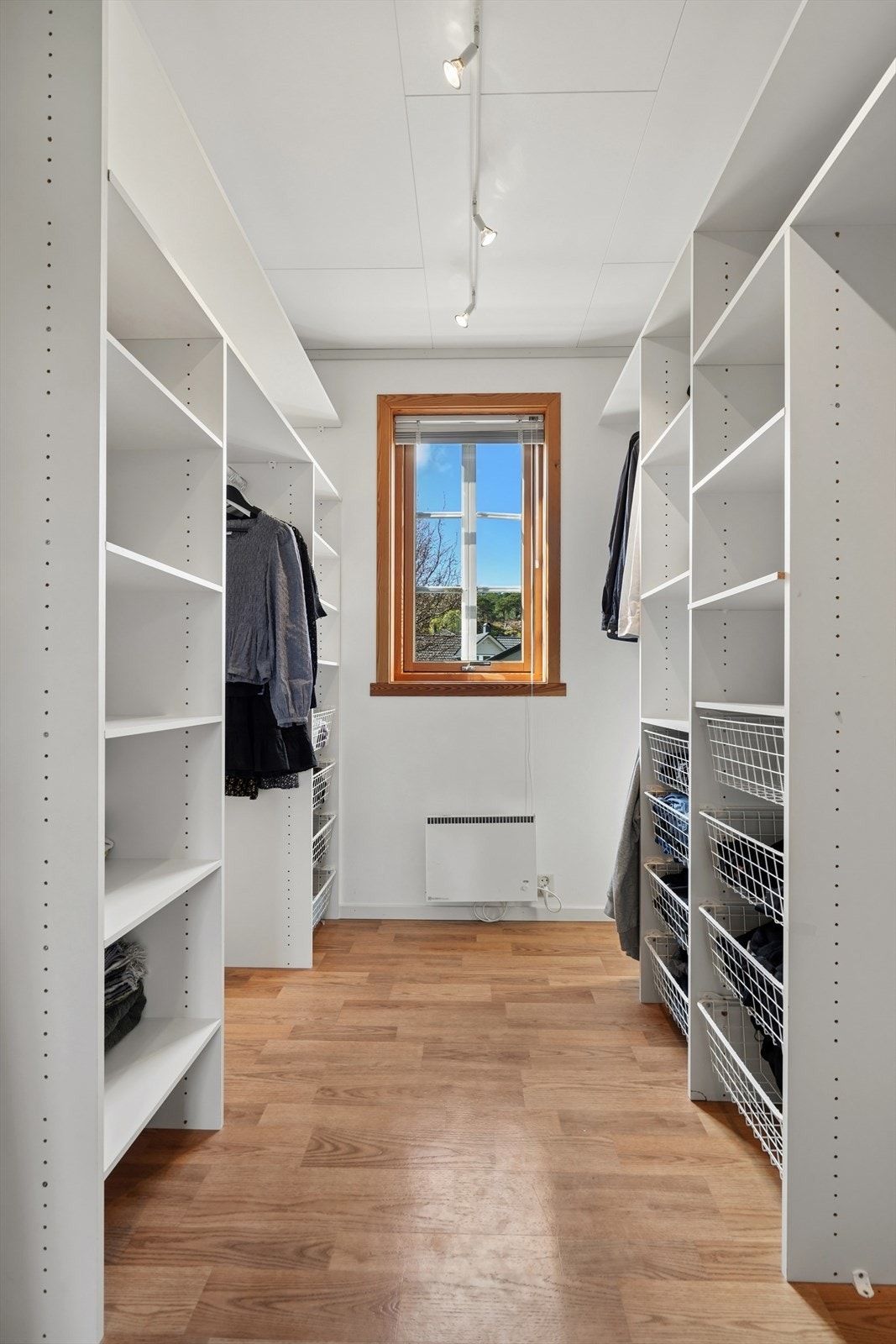 Praktisk innredet bod som walk-in garderobe i tilknytning til soverommet. Galleribilde