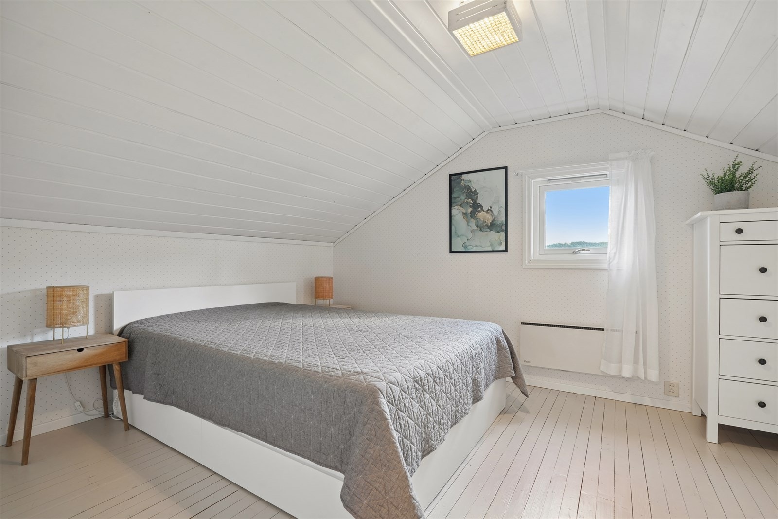 Innredet rom i loftetasjen som i dag benyttes som soverom (Ikke-godkjent rom for varig opphold. For små vinduer i forhold til rømning og lysforhold). Galleribilde
