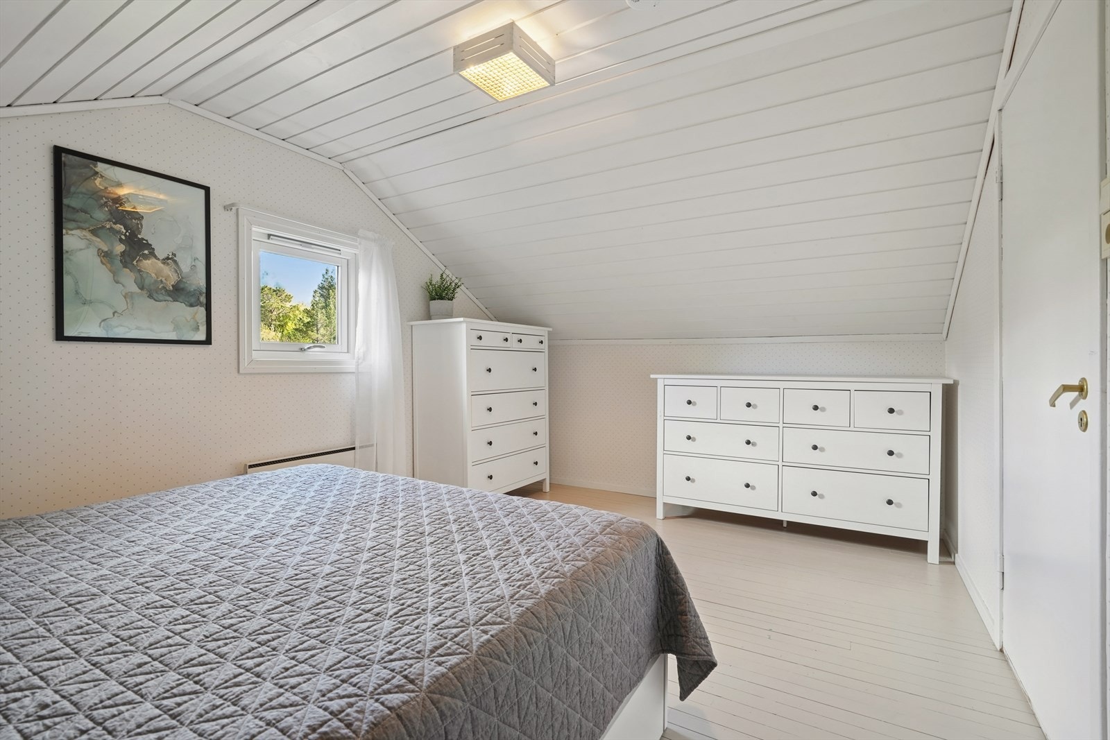 Rommet har god plass til både seng og oppbevaringsmøbler. Galleribilde