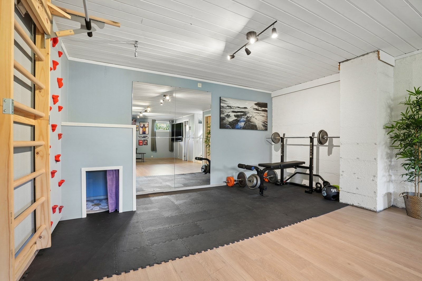 Kjellerstuen er stor nok til å romme en egen sone for trening. Galleribilde