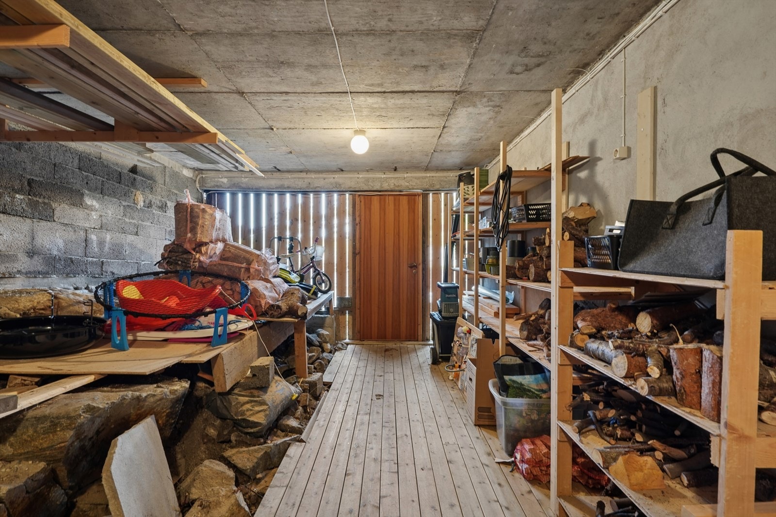 Utvendig bod i tilknytning til underetasjen gir rikelig med plass for ved og utstyr. Galleribilde