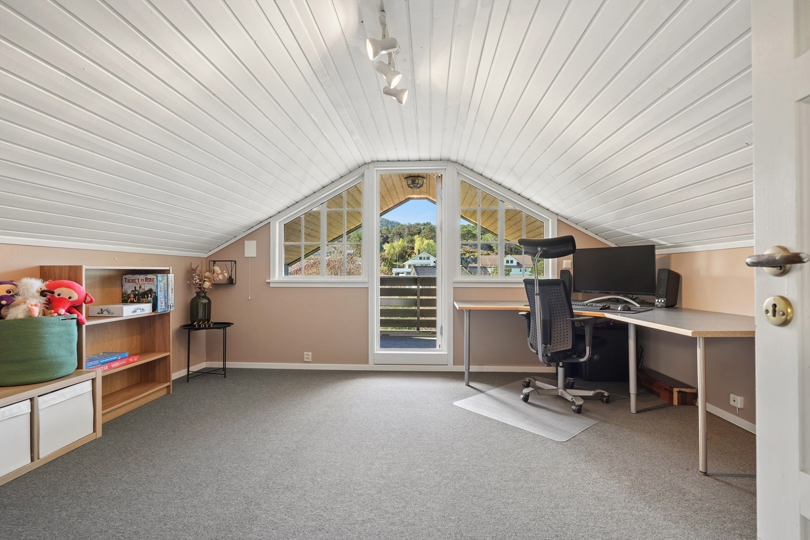 Soverom på loft med utgang til vestvendt veranda. Galleribilde