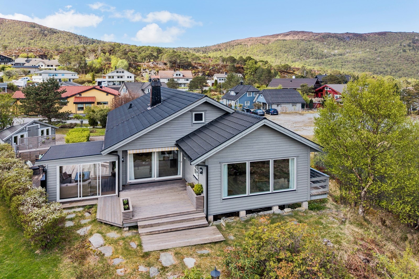 Romslig enebolig med en tilbaketrukket beliggenhet i Fjellbu, med flott utsikt mot sjø og fjell. Galleribilde