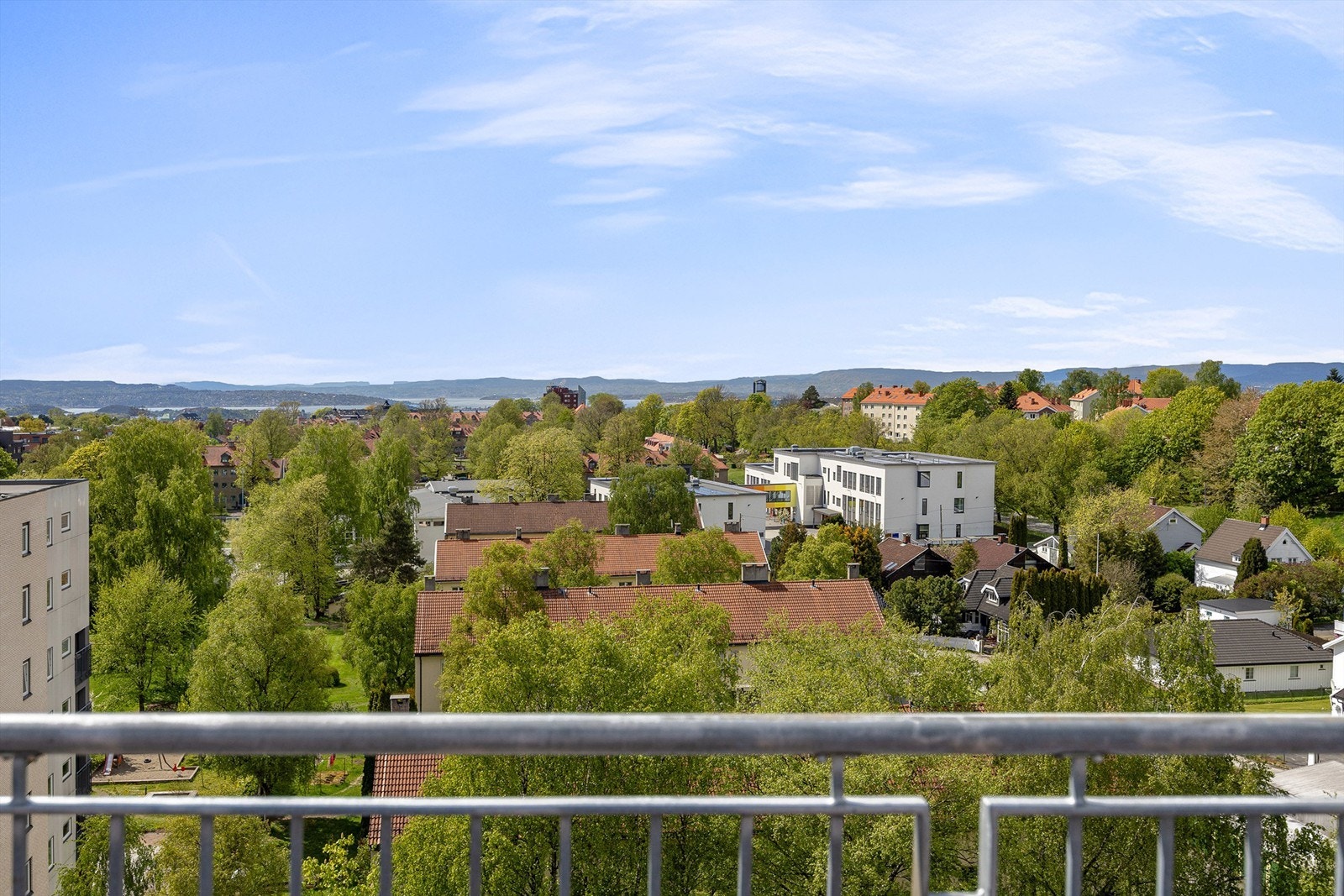 Fra takterrassen så ser du Ekeberg, Lille Tøyen Hageby, Oslofjorden og Holmenkollen Galleribilde