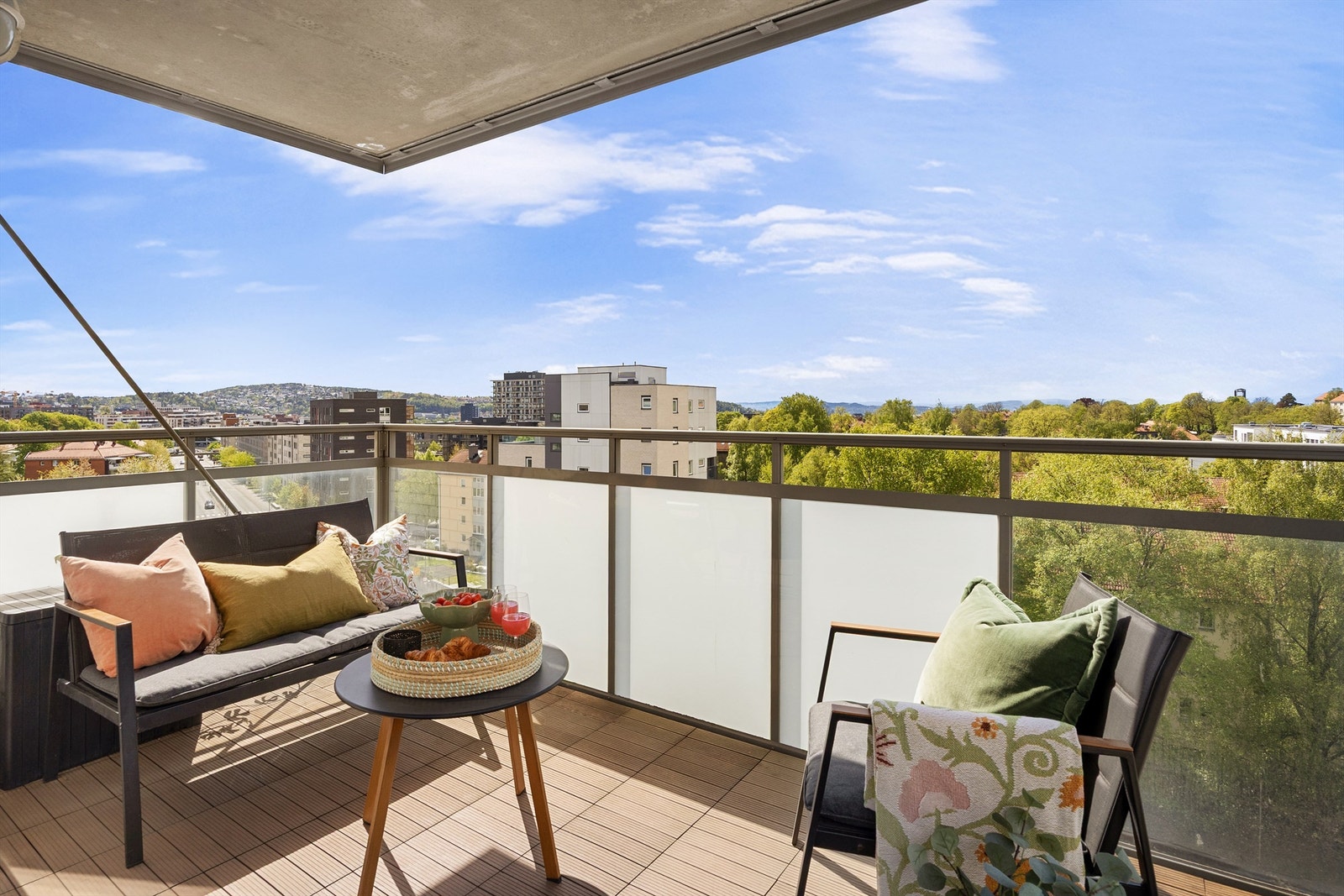 Solrik, overbygd balkong med utsikt til Ekeberg, Hovin, Lille Tøyen Hageby, Oslofjorden og helt til Holmenkollen - Foto: Eiendomsfoto Galleribilde