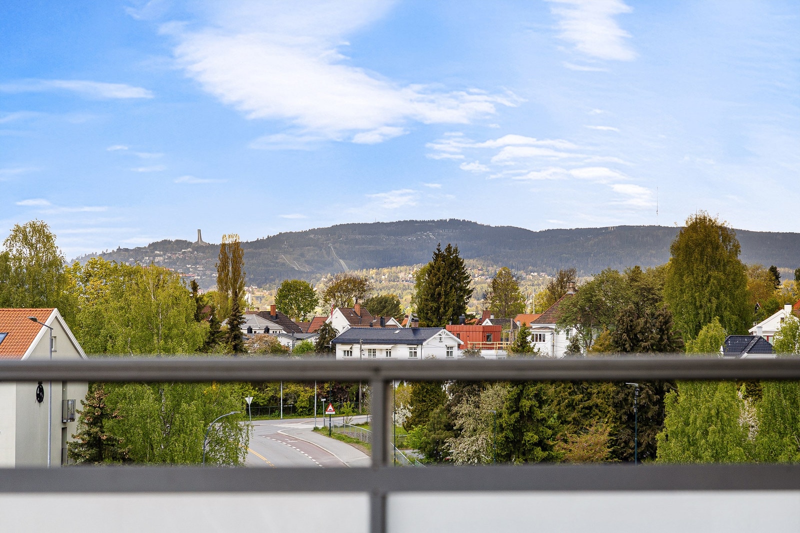 Balkongutsikt vestover mot Holmenkollen Galleribilde