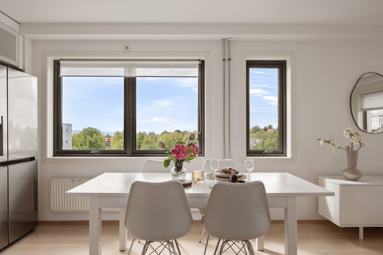 Fin plass til stort spisebord ved vindu Galleribilde