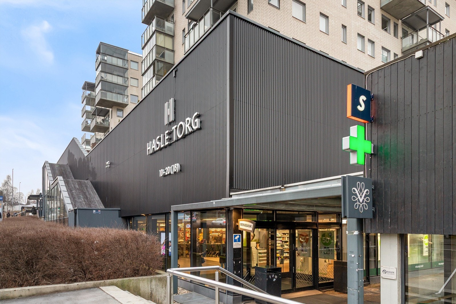 Hasle Torg med flere servicetilbud ligger i underetasjen og området har et godt kollektivtilbud med ca. 100 m til Hasle bussholdeplass og Hasle t-banestasjon. Galleribilde