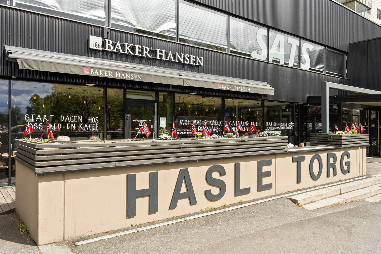 Baker Hansen er et populært spisested på Hasle Torg Galleribilde