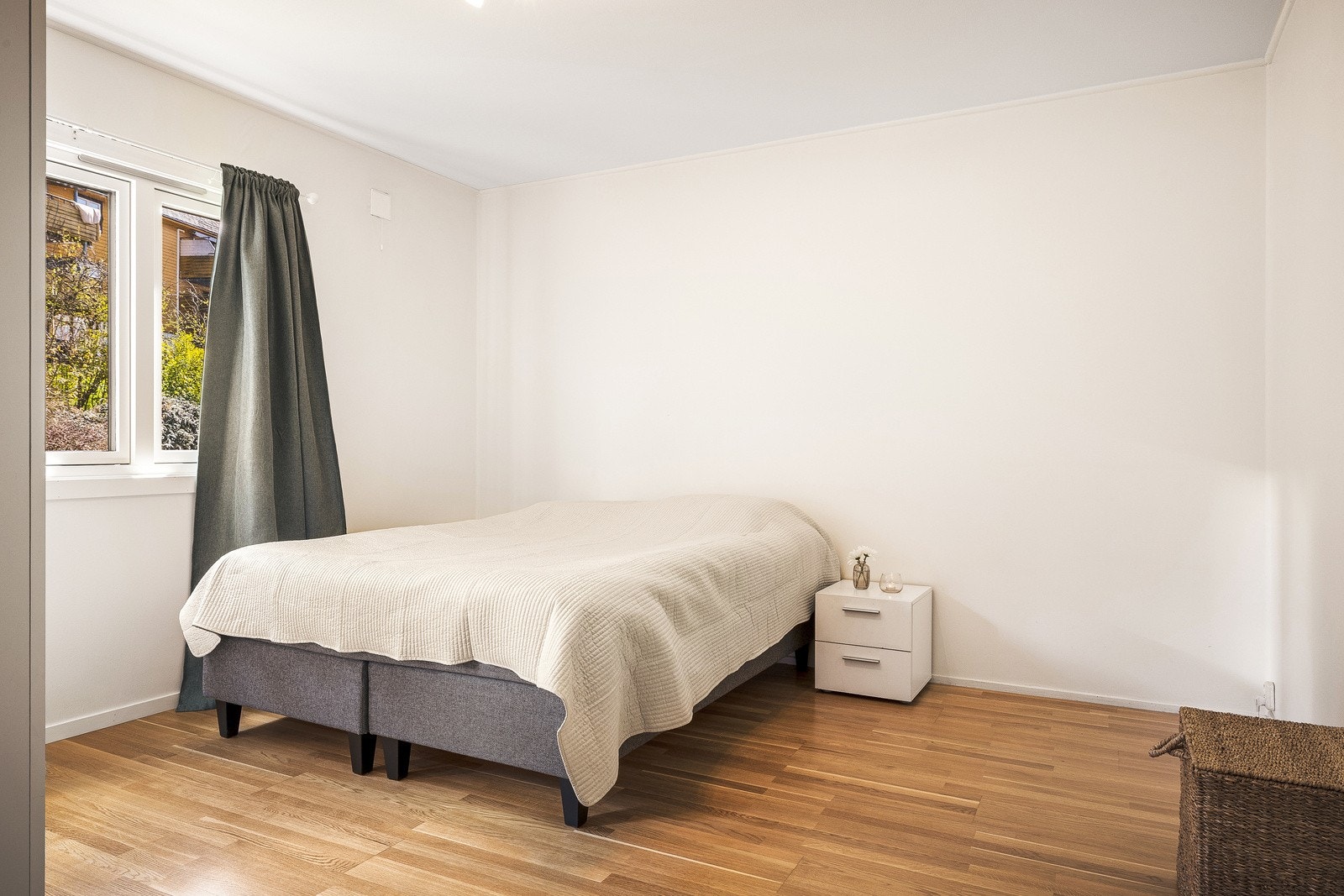 God plass til doobeltseng, nattbord og garderobe. Galleribilde