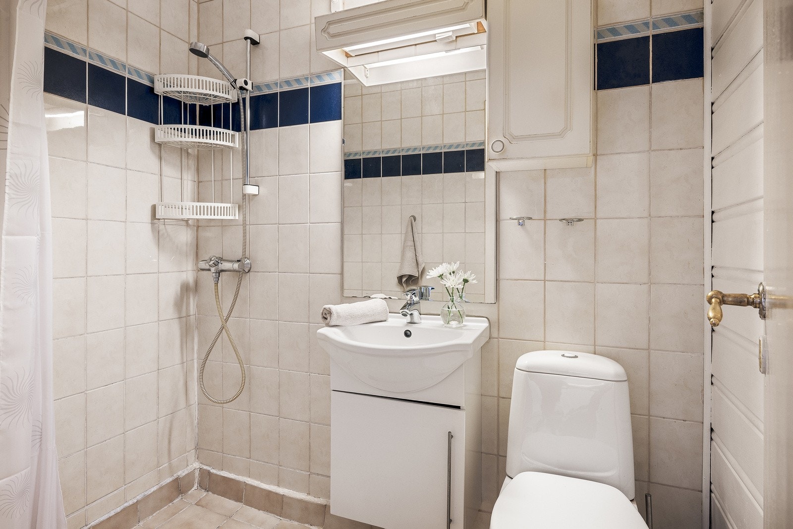 Badet er av eldre standard, og består av servant, toalett og dusj. Galleribilde