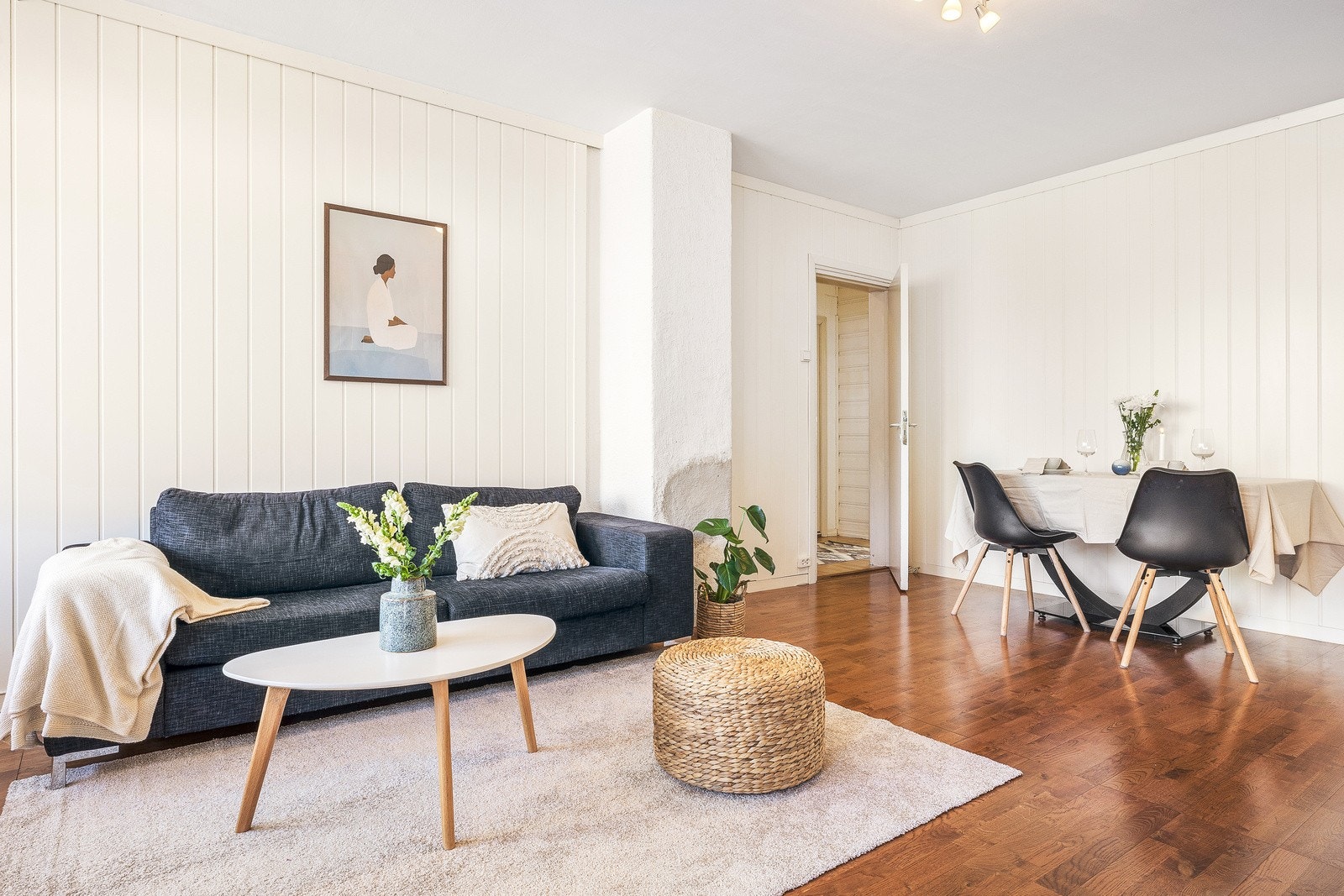 Videre beveger vi oss inn til selve hjerte av leiligheten, nemlig stuen. Galleribilde