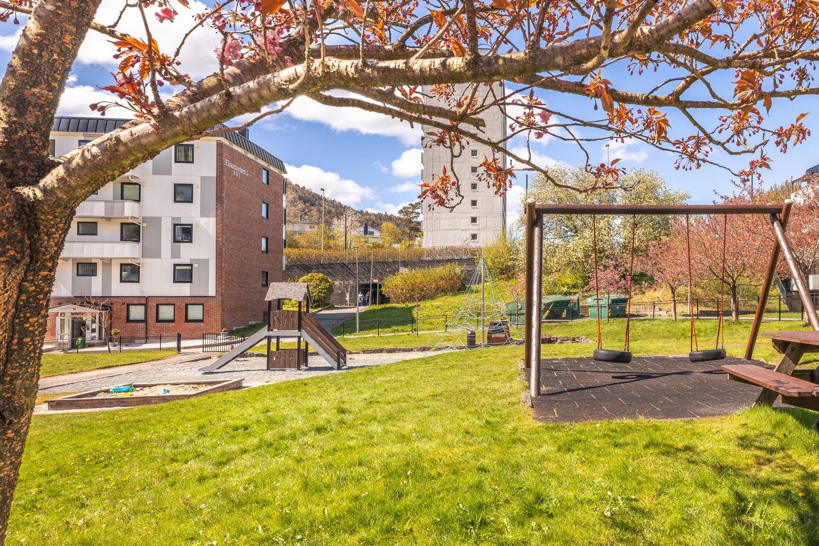 Pent opparbeidet felles tomt, med fine fellesarealer. Galleribilde