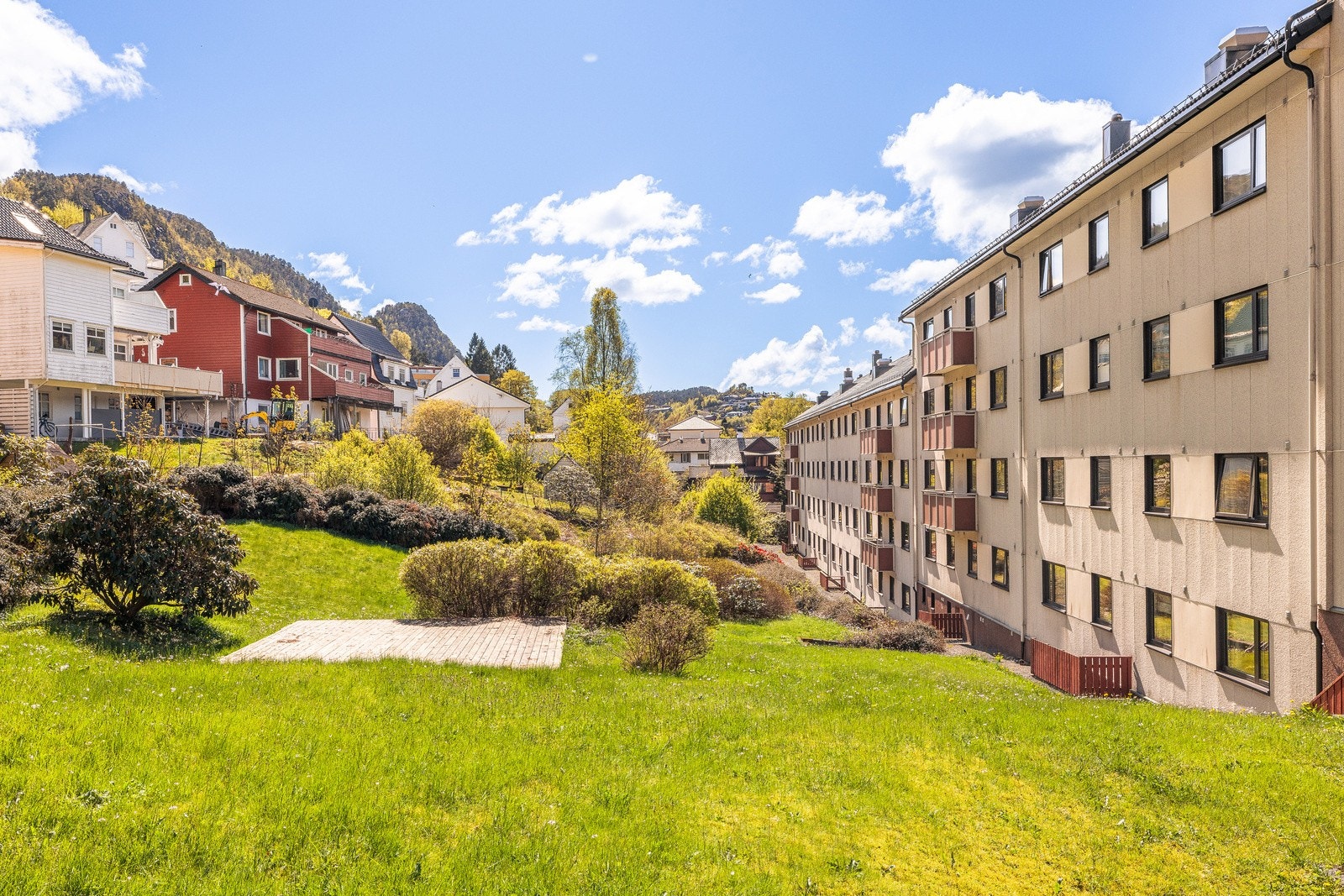 Attraktiv beliggenhet, med kort avstand til sentrum, gode bussforbindelser, fine turområder, dagligvarehandel og alt man trenger i det daglige like ved. Galleribilde