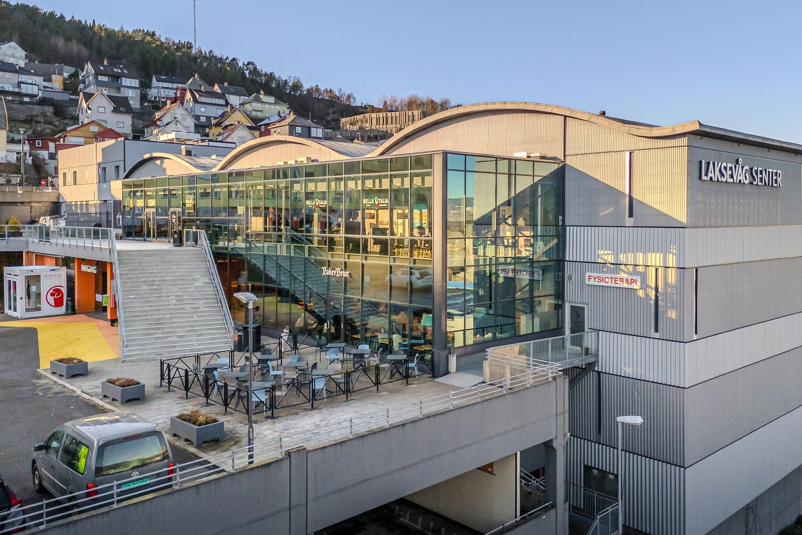 For et utvidet servicetilbud er Laksevåg senter en kort kjøretur unna. Galleribilde