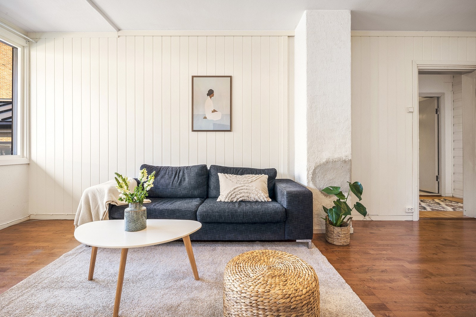 Romslig stue som enkelt kan innredes i flere soner. Galleribilde