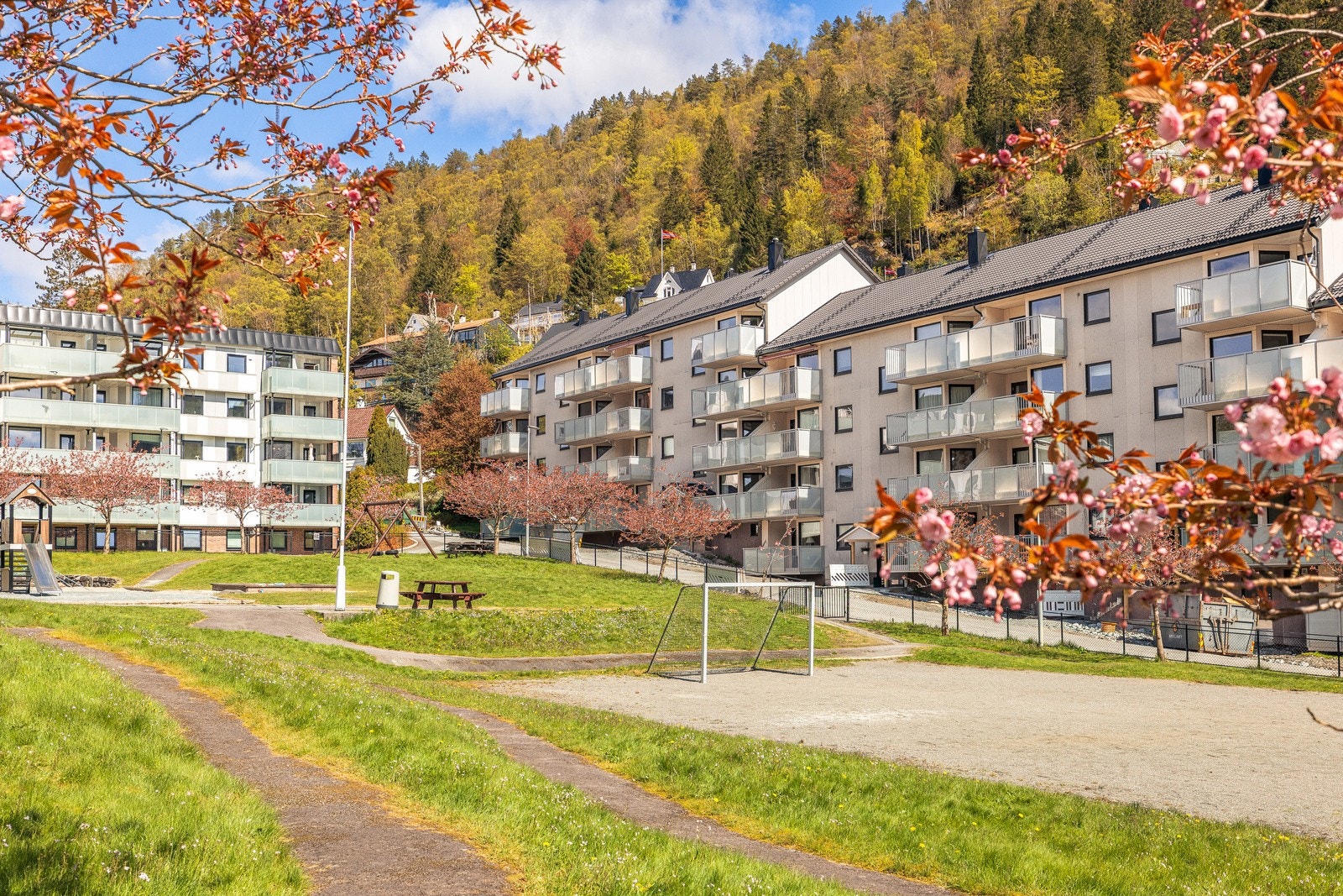 Borettslaget deler parkeringsplass med Eliasmarken 1, og parkeringsplassen har ca. 97 oppmerkede parkeringsplasser. Galleribilde