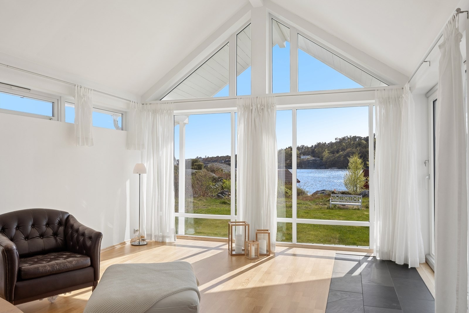 Lys, hyggelig stue med høy himling og store vinduer mot sydvest. Galleribilde