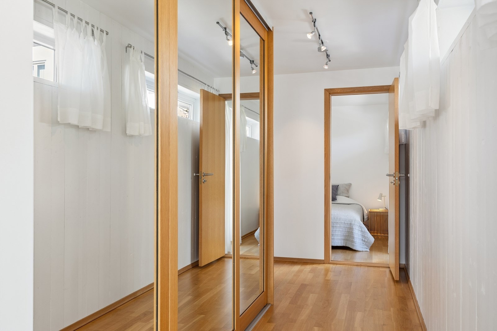 Soveroms gangen i 1. etg. med skyvedørs garderobe. Galleribilde