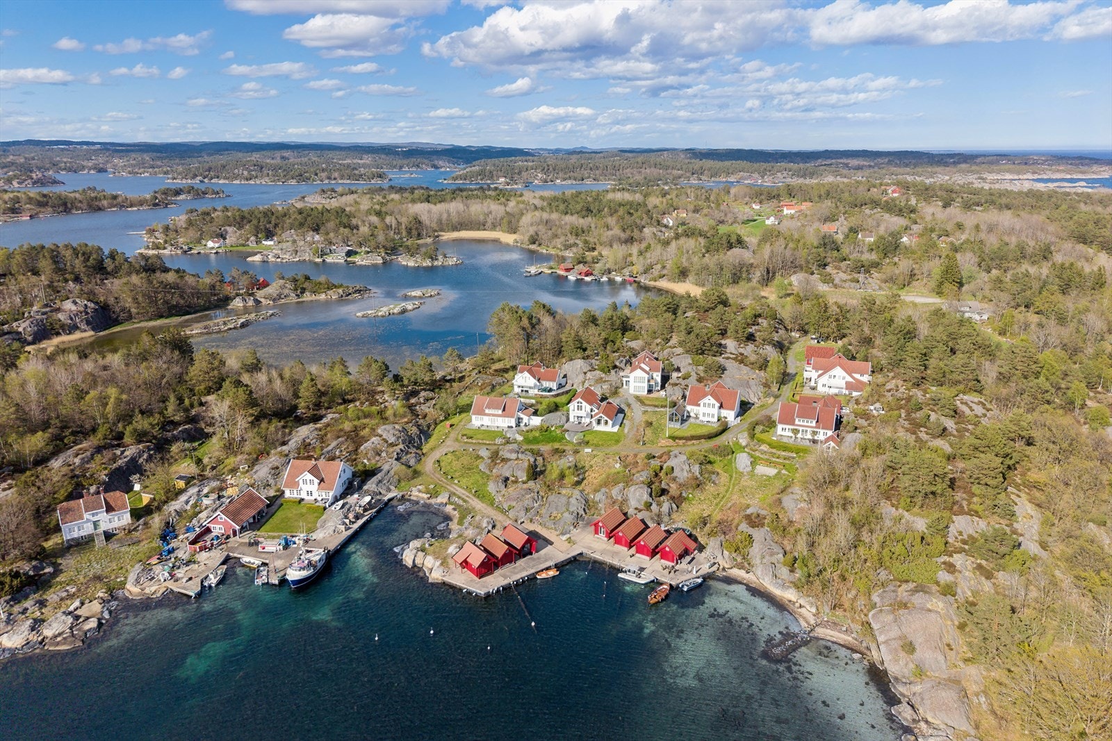 Huset ligger i fremste rekke mot det felles friområdet. Galleribilde