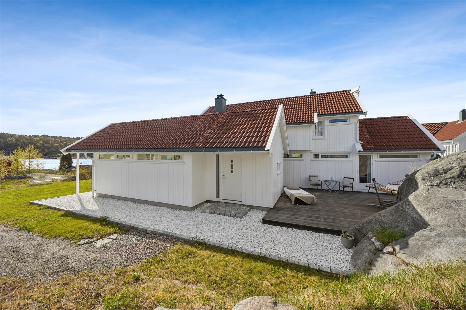 Hovedinngangen ligger på østsiden. Alle vannbordene på tak og over/under vinduene er metallbelagte. Galleribilde