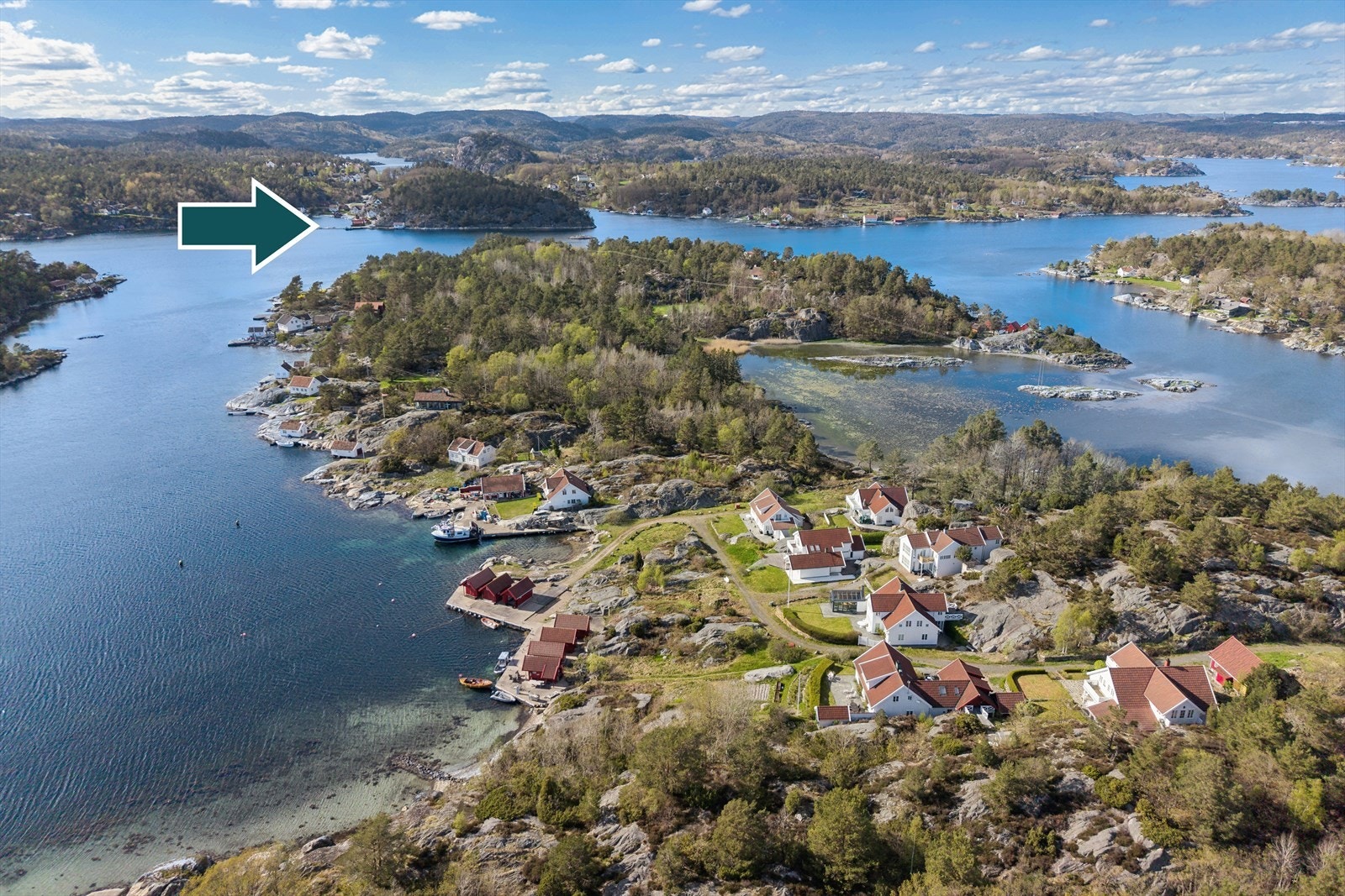 Blindleia og Kjøbmannsviga sees i bakgrunnen. Båtplassen er markert med pil, 2 stk. parkeringsplasser like ovenfor. Galleribilde