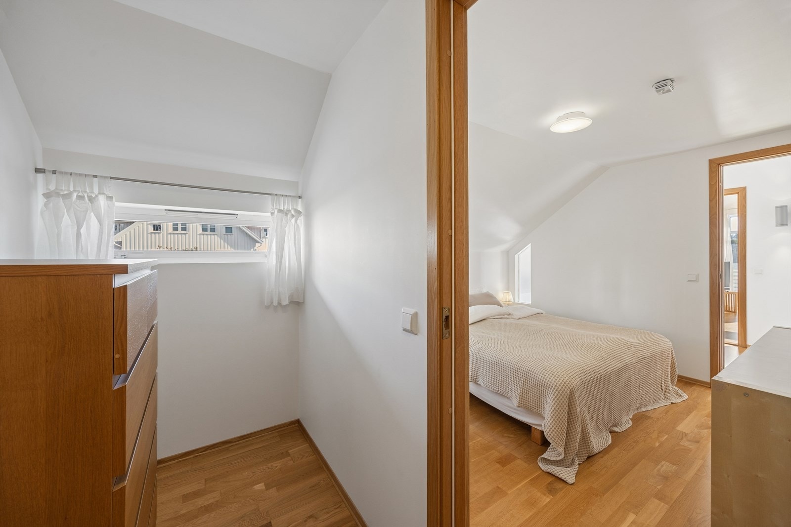 Soverom i 2. etg. med walk-in garderobe. Galleribilde