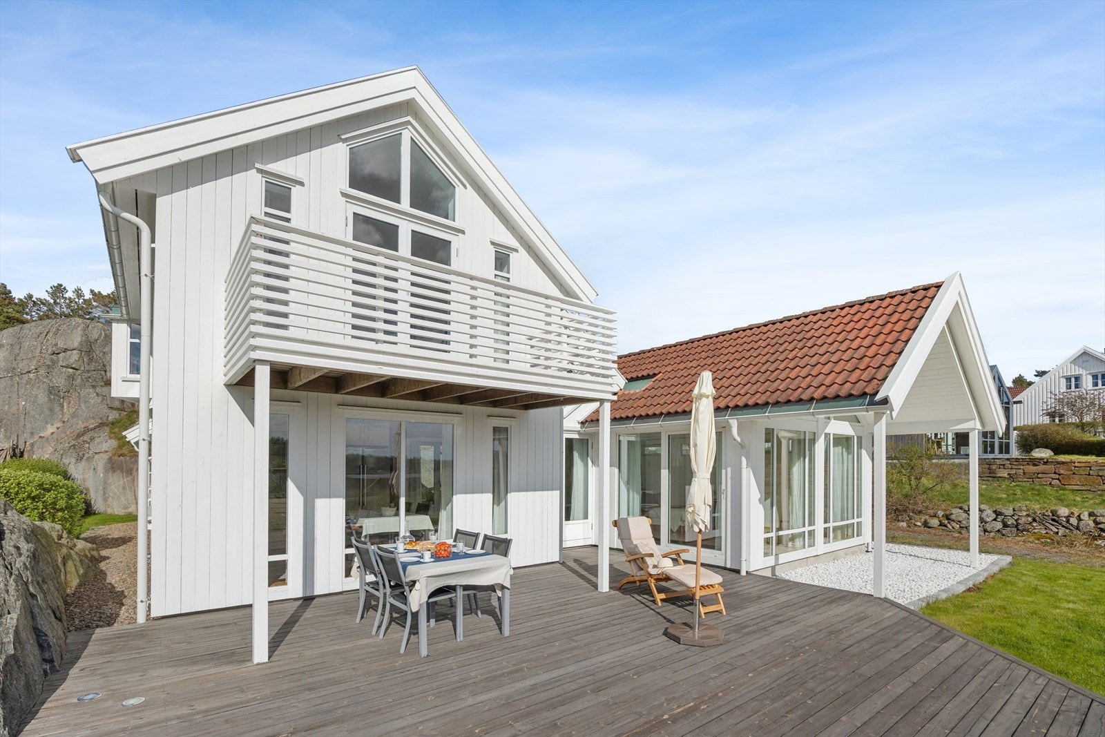 Fra stue og kjøkken er det utgang til stor sydvest vendt terrasse. Eiendommen ligger meget solrikt til med sol fra morgen til sen kveld. Galleribilde