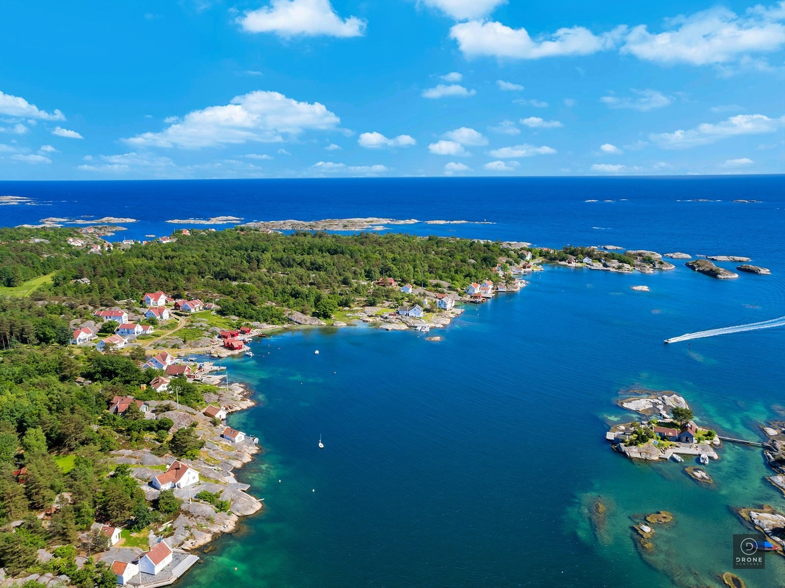 På dette bildet sees Furøysund med Ågerøy havn og Grønningen i bakgrunnen. Galleribilde