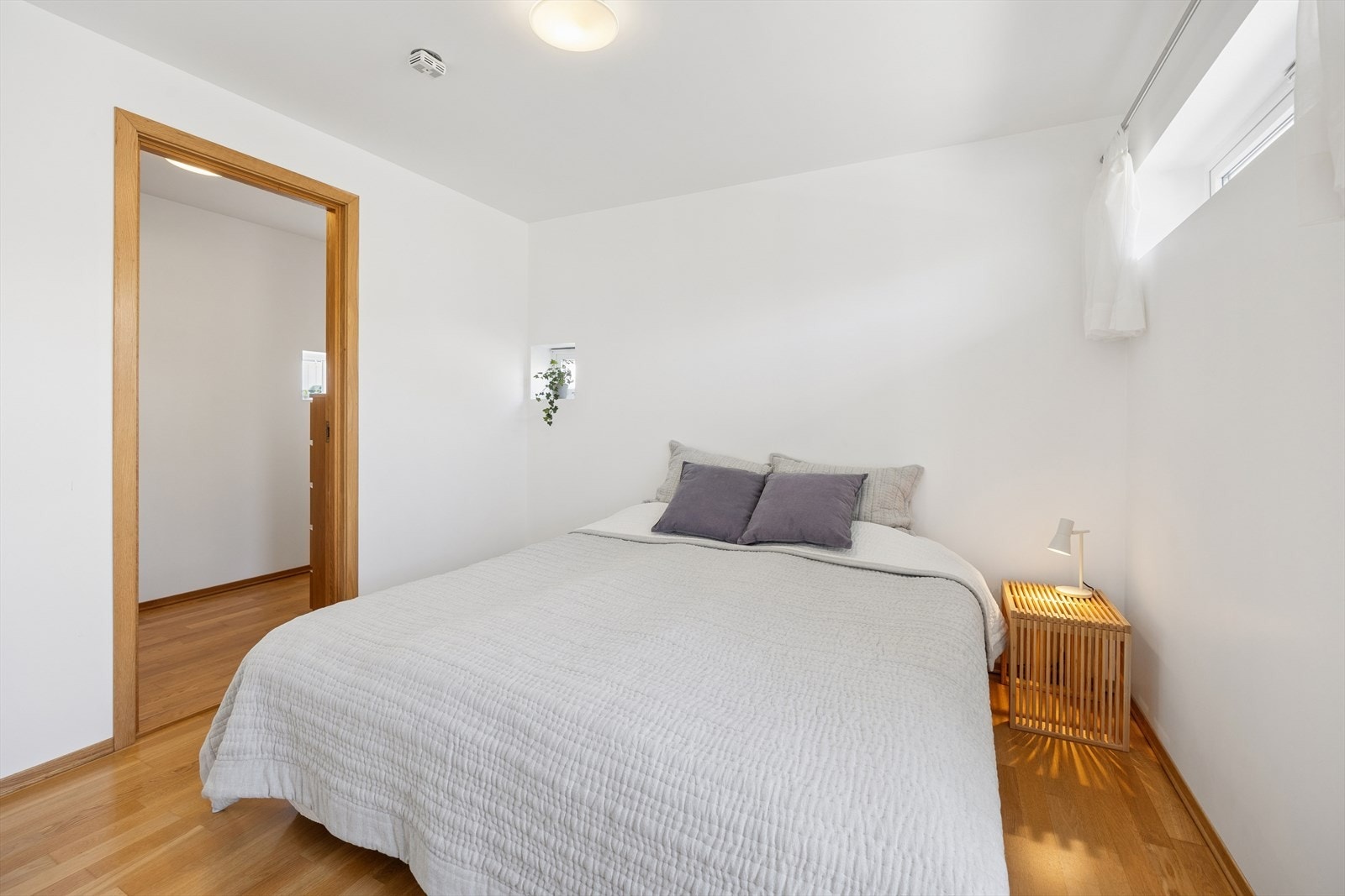 Hoved soverommet med walk-in garderobe. Galleribilde