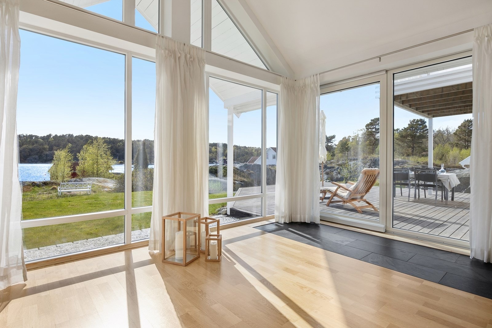 Fra stuen er det heve-/skyvedør i hel aluminium ut til terrassen. Galleribilde