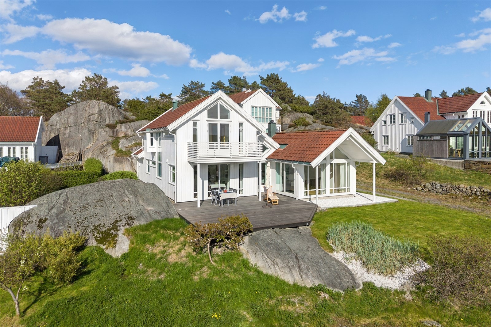 Velkommen til visning i Sømmingveien 26! Meget velholdt og innholdsrik eiendom som ligger i fremste rekke mot sjøen. Det er flott utsikt mot Furøysund, egen sjøbu og brygge. Galleribilde