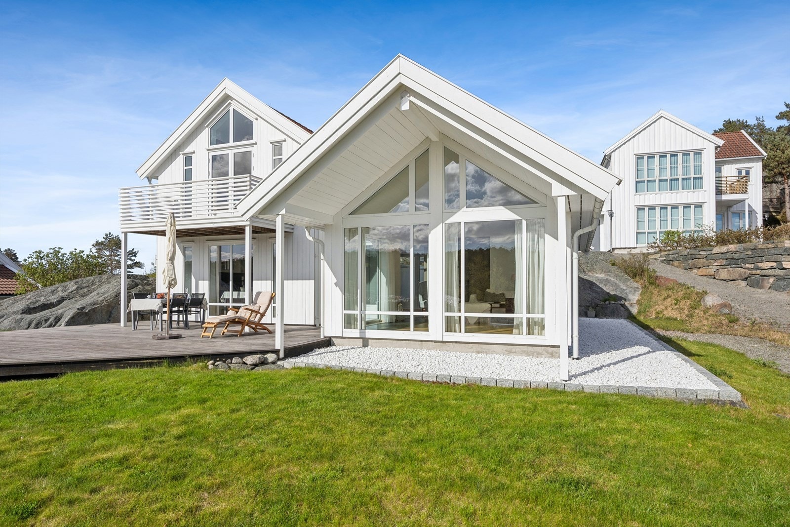 Huset, som er tegnet av Haarklau og Lindeberg, har et moderne uttrykk med fine detaljer, samt store vindusflater mot sjøen og sydvest. Galleribilde