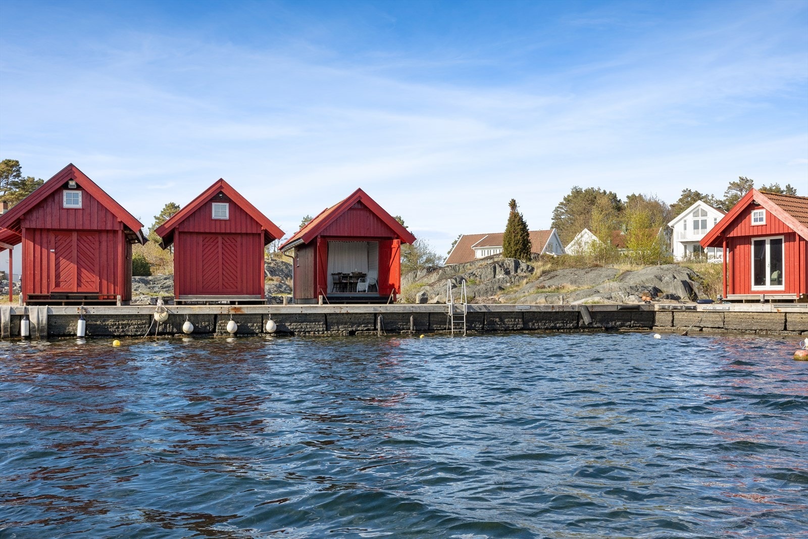 Egen sjøbu og 5 meter brygge like nedenfor eiendommen. Galleribilde