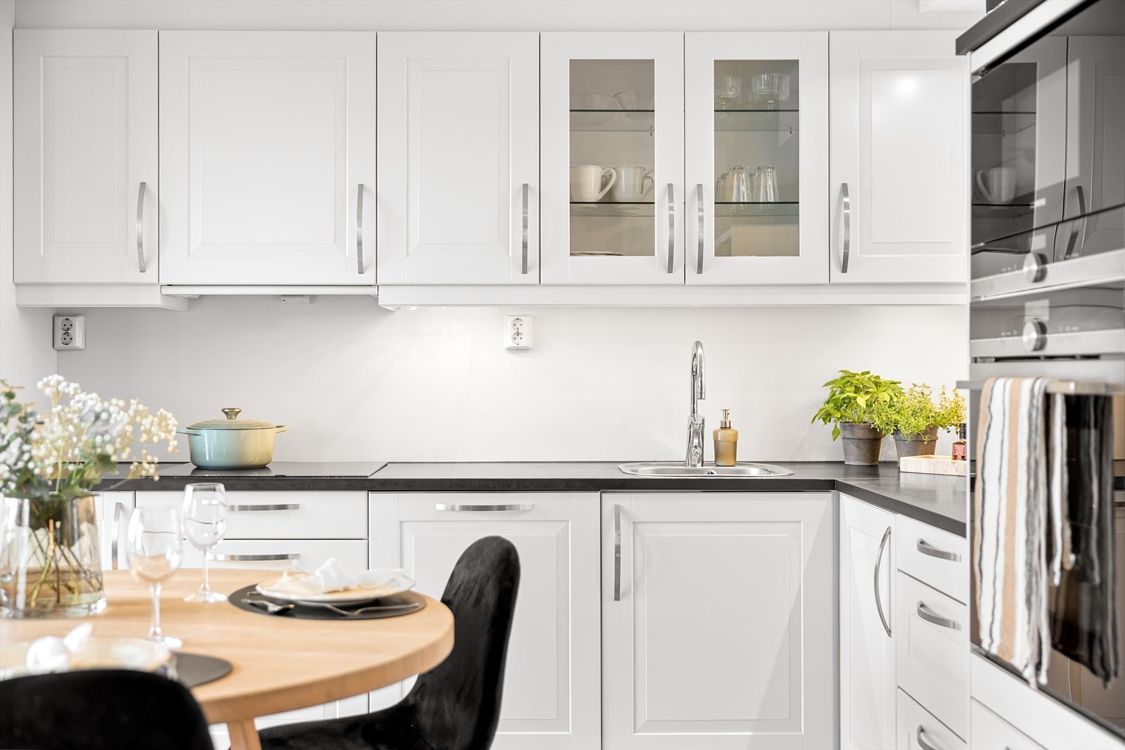 Kjøkkenet har integrerte hvitevarer fra Siemens, Bosch og Whirlpool. Hjørnet for kokkelering er også utstyrt med lekkasjedetektor med vannstoppventil og komfyrvakt over stekesone for trygg og praktisk matlaging. Galleribilde
