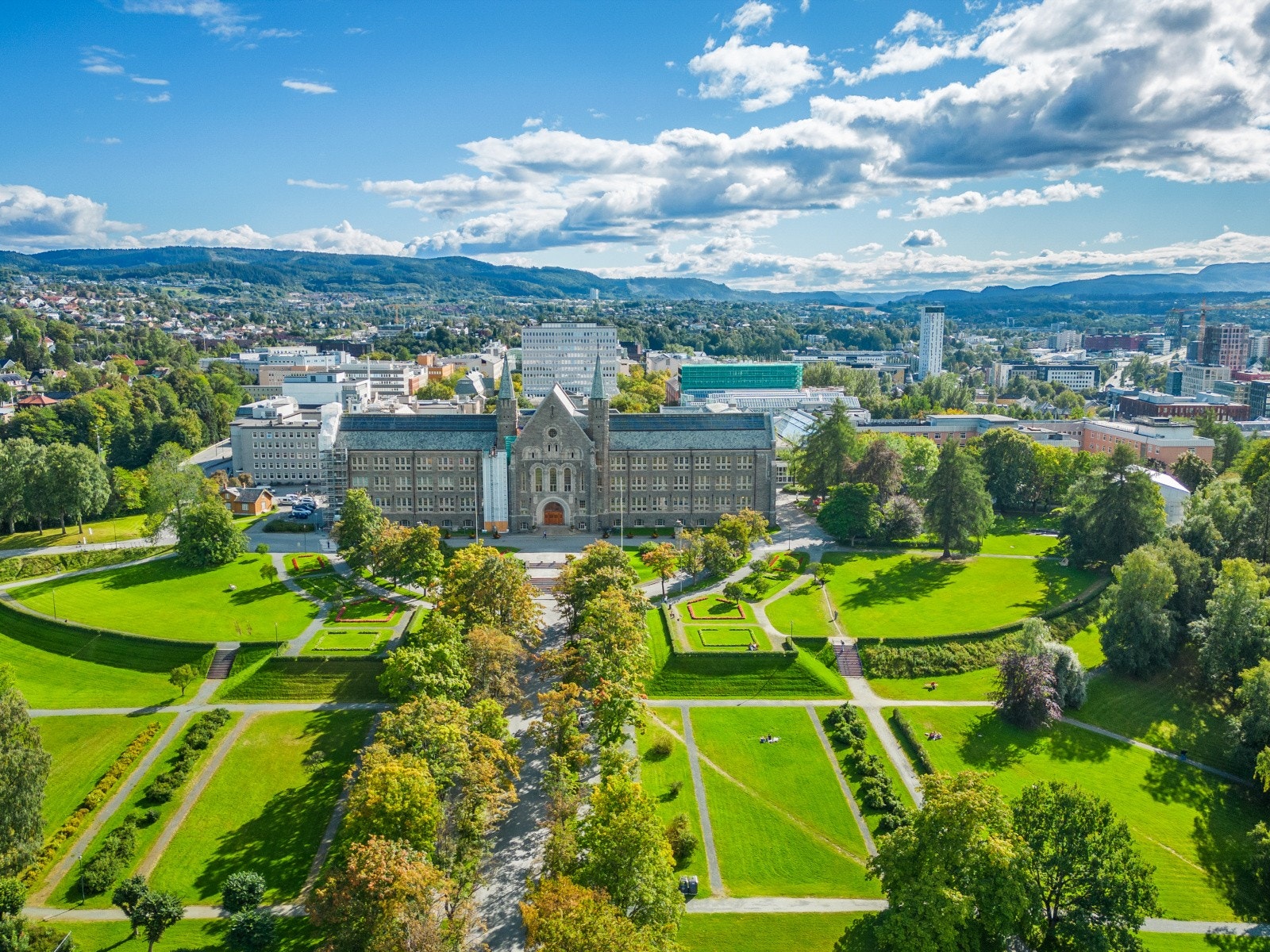 NTNU Gløshaugen ligger kun en kort gåtur fra leiligheten. Galleribilde