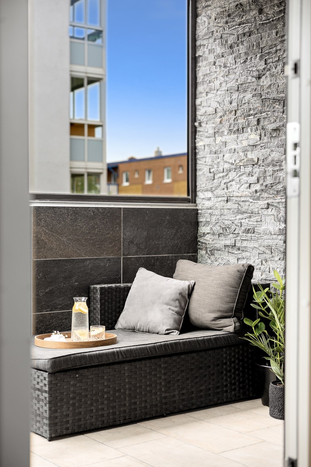 Balkongen er stilfullt innredet med naturstein på vegg som gir et eksklusivt og lunt preg. Her er det god plass til en koselig sittegruppe hvor morgenkaffen eller middagen kan nytes. Galleribilde