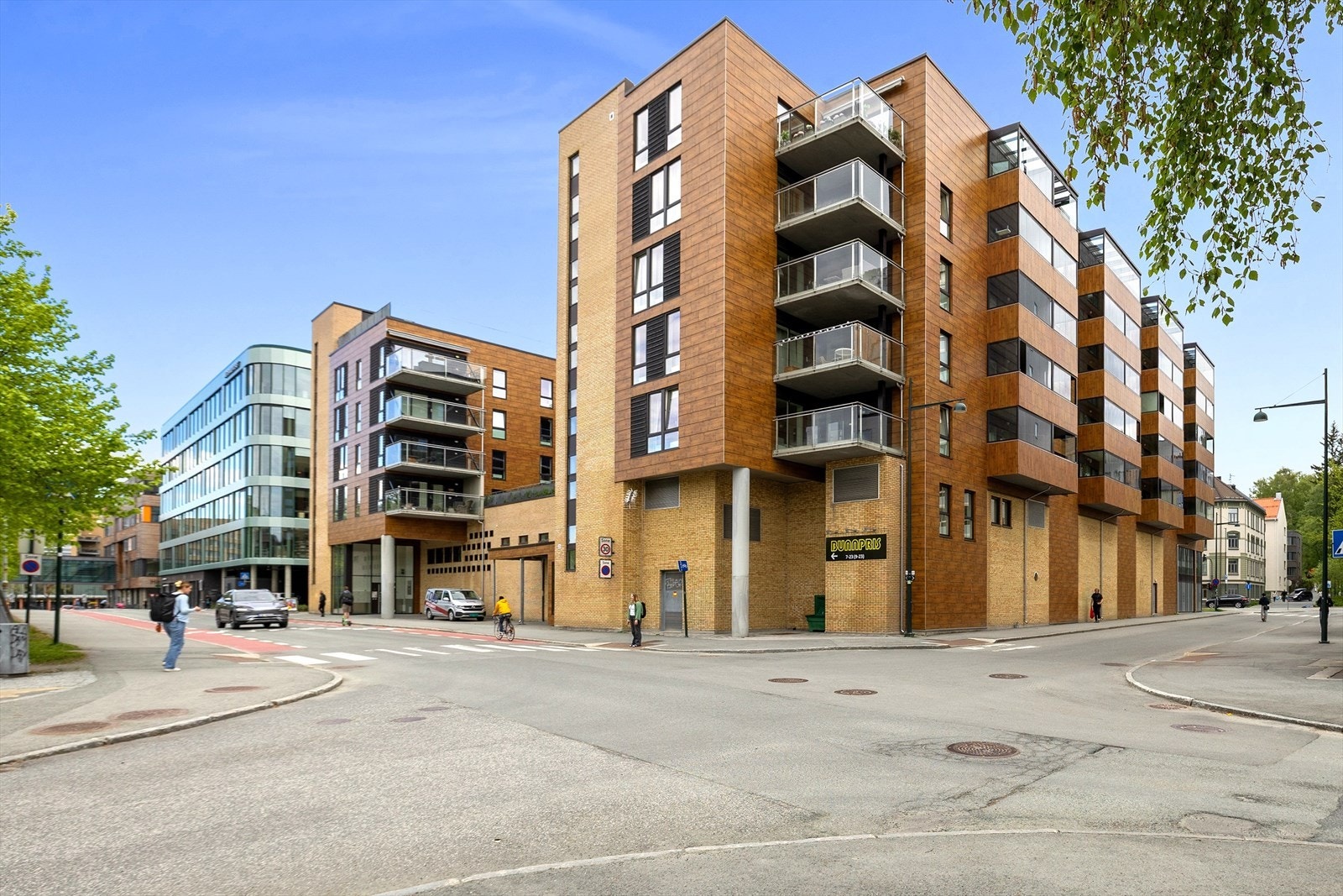 Boligblokken har en moderne arkitektur med teglsteinsforblending og store balkonger som preger fasaden. Bunnpris Gourmet Elgeseter ligger praktisk plassert i samme bygg, noe som gjør dagligvarehandelen til en kort tur fra inngangsdøren. Galleribilde