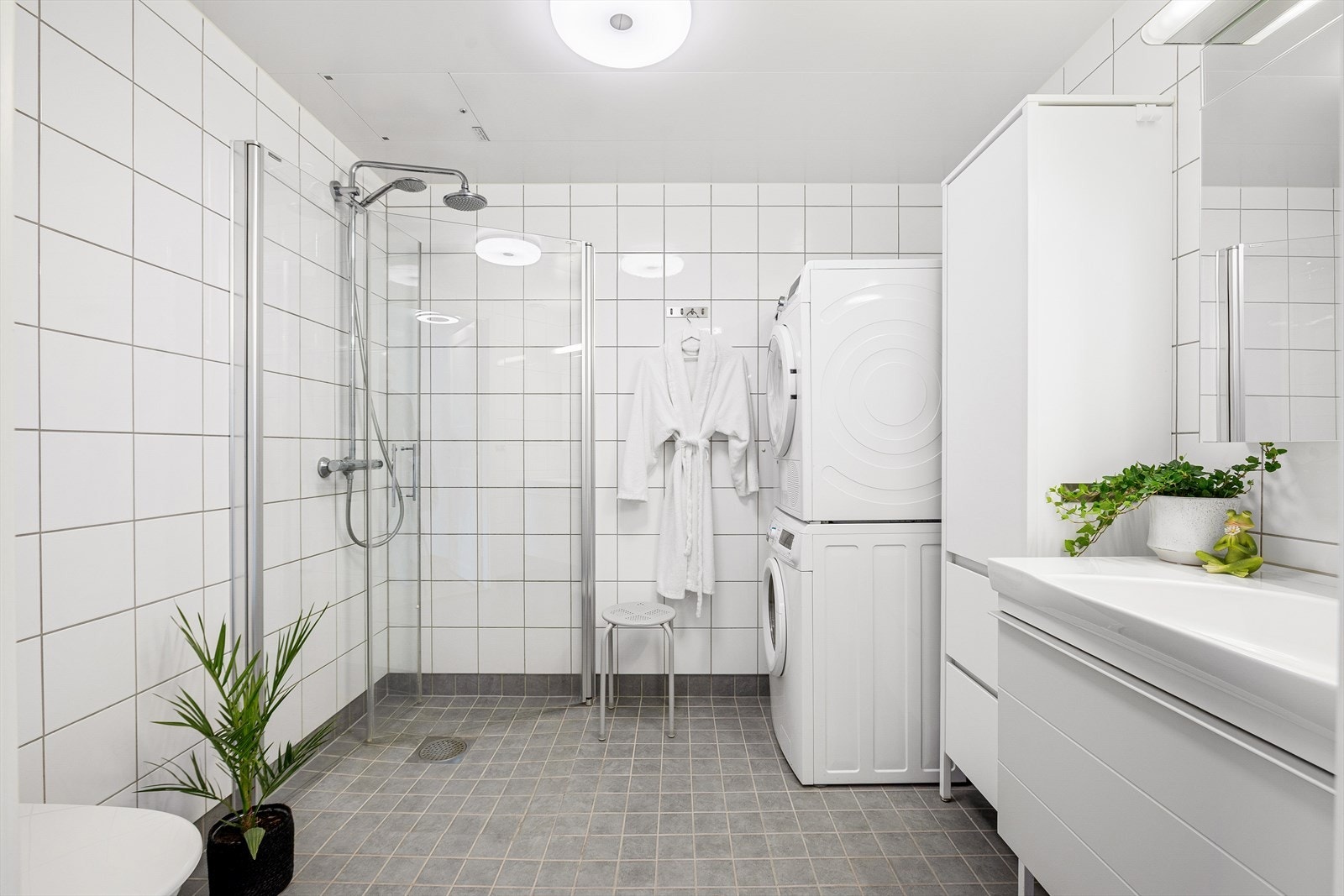 Det 5,5 m² store baderommet fremstår stilrent med helflisede overflater og elektrisk gulvvarme. Takstmann har gitt overflater, sluk, membran og sanitærutstyr tilstandsgrad 1. Galleribilde