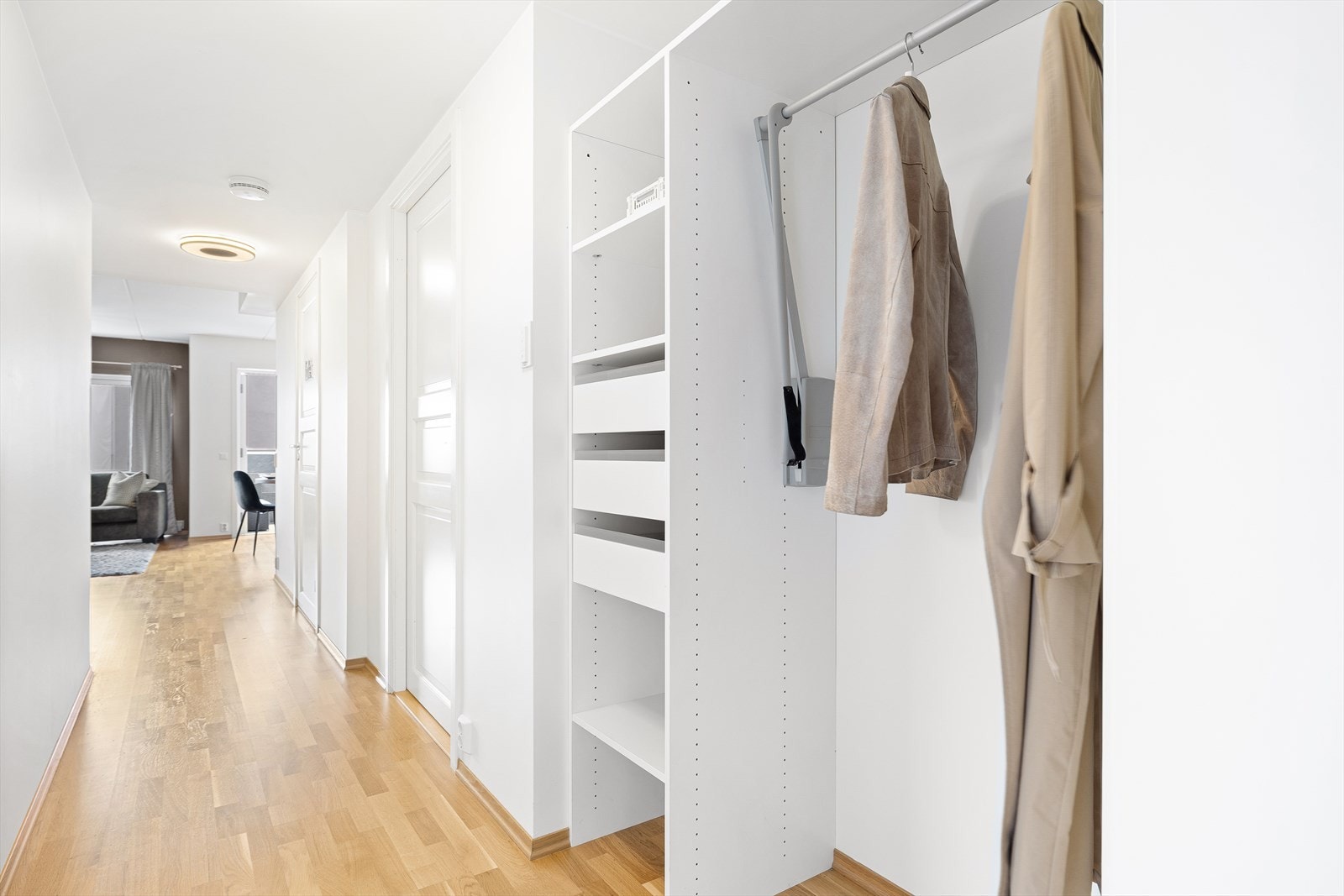Inngangspartiet er lyst og innbydende, med god plass til garderobeskap for praktisk oppbevaring av yttertøy og sko. Galleribilde