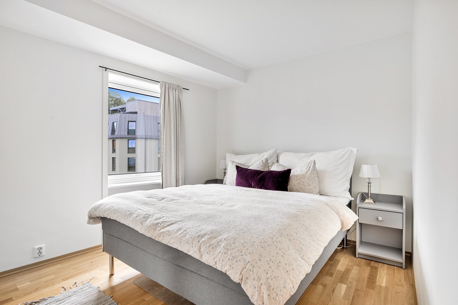 Leiligheten har to soverom på hhv. 10,5 m² og 6,5 m², hvor det største soverommet er innredet som hovedsoverom. Galleribilde