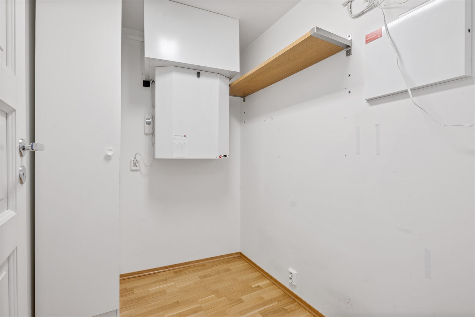 Den innvendige boden rommer ventilasjonsaggregat og sikringsskap, samt plass til ekstra oppbevaring. Det balanserte ventilasjonsanlegget sikrer et godt og friskt inneklima året rundt, og har energibesparende egenskaper. Galleribilde