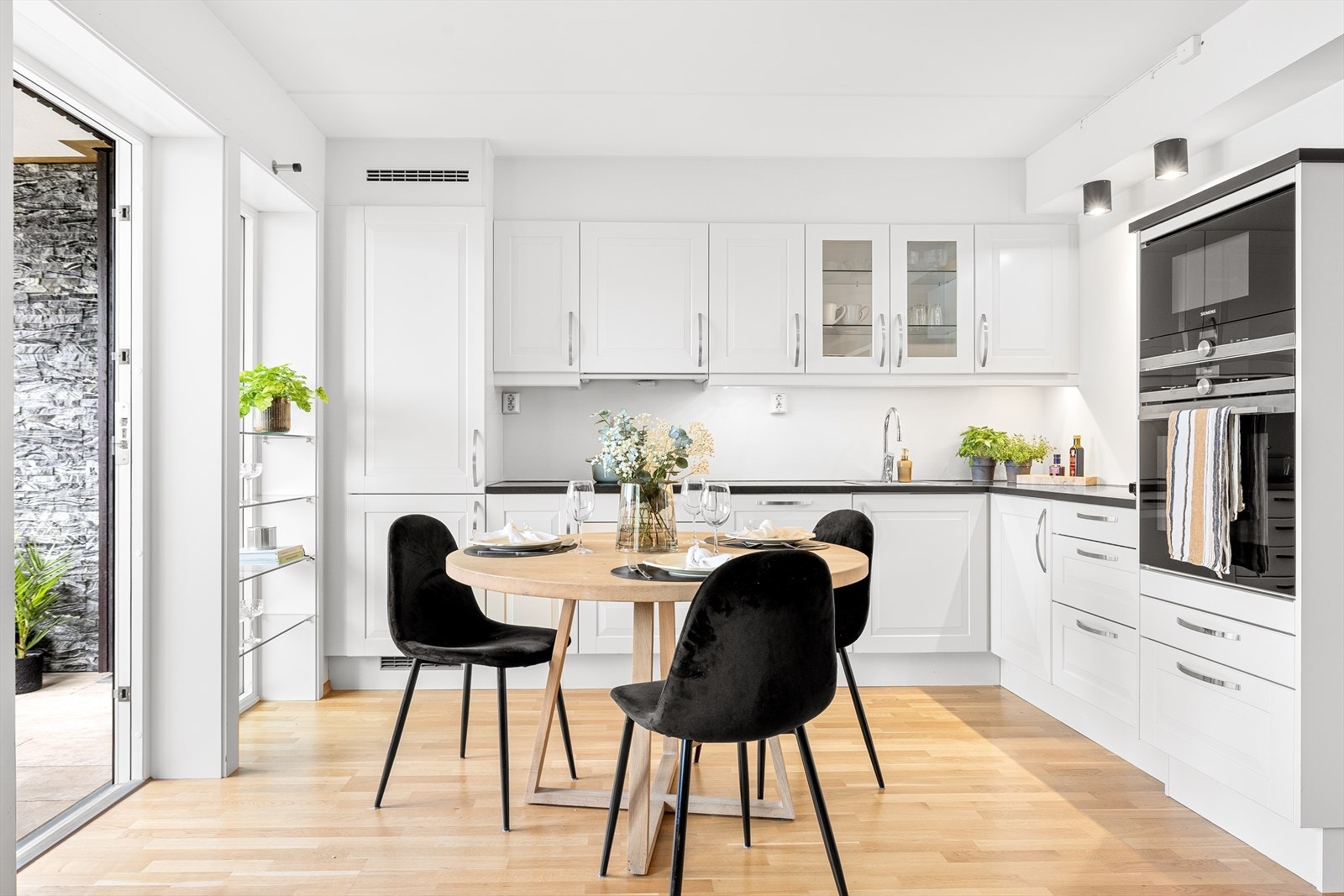 Kjøkkenet fra Sigdal har en moderne og funksjonell utførelse med tidløse og hvite fronter, mørk benkeplate og integrerte hvitevarer. Kjøkkenbord og stoler følger handelen videre til neste eier. Galleribilde