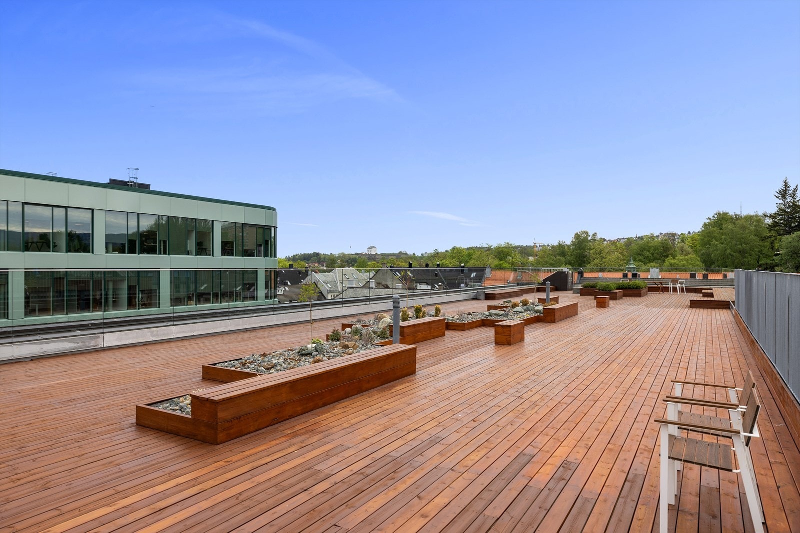 Det er felles takterrasse med fantastisk utsikt over Trondheim by. Terrassen kan brukes fritt av alle beboerne - ypperlig på solskinnsdager. Galleribilde