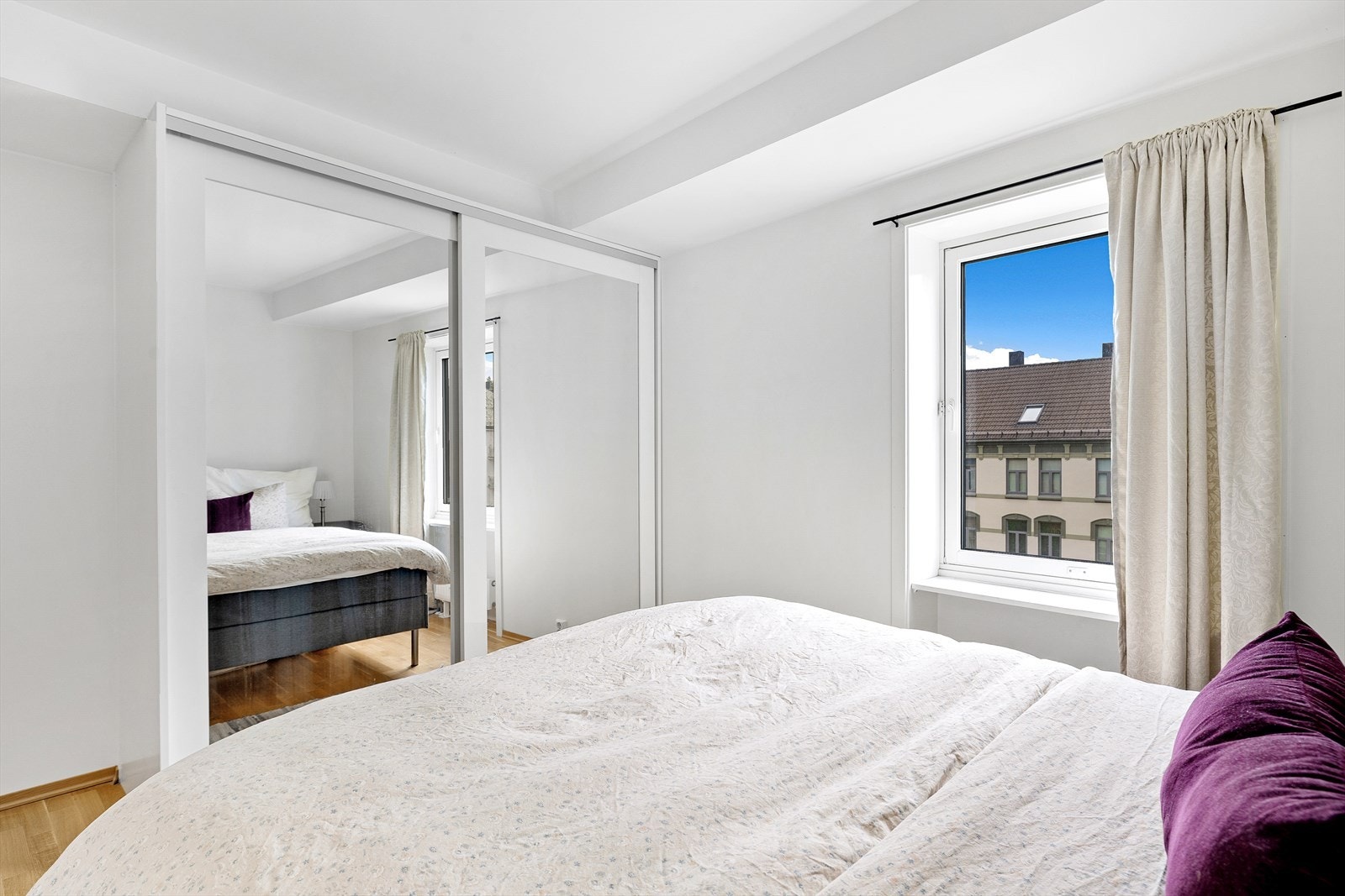 Soverommet er utstyrt med skyvedørsgarderobe med speilfronter som selvsagt følger handelen videre til neste eier. Galleribilde