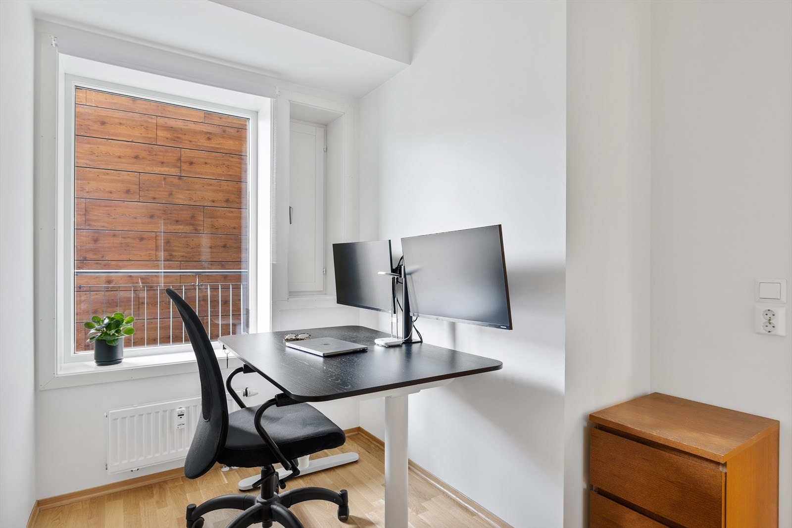 Boligens andre soverom benyttes i dag som kontor, men kan fint brukes som barnerom, gjesterom eller omkledningsrom. Galleribilde