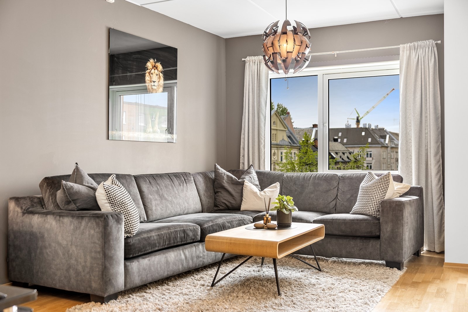 Stuens romslige planløsning gir god plass til en større hjørnesofa, hvor store vindusflater slipper inn rikelig med naturlig dagslys. Behagelig fjernvarme gjennom radiator sikrer en jevn og lun temperatur året rundt. Galleribilde