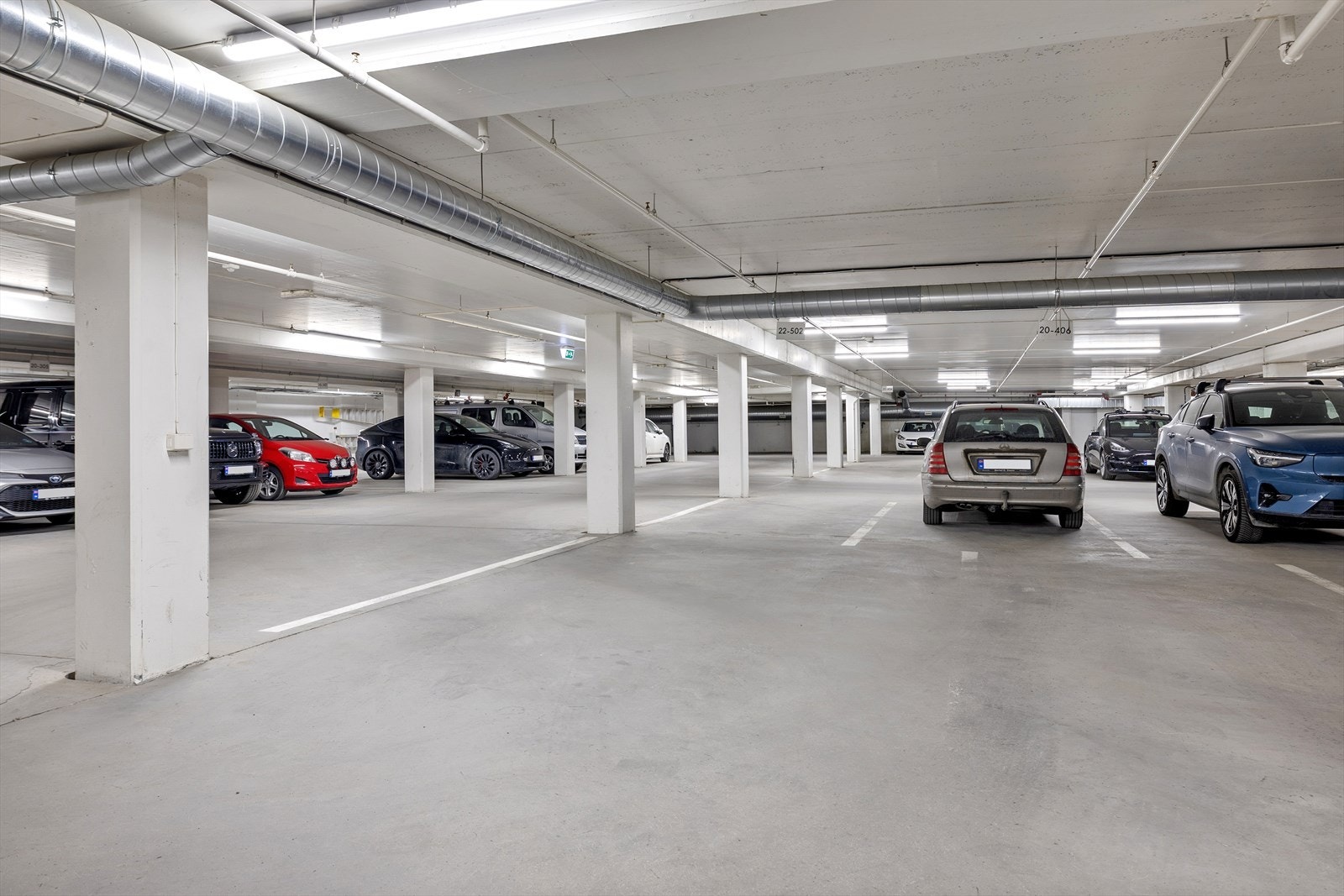 Leiligheten har en fast parkeringsplass ved nummer. 22-502 i felles oppvarmet parkeringskjeller. Plassen er lett tilgjengelig via garasjeport og gangadkomst gjennom fellesareal med heis og trapperom, noe som gir trygg og praktisk parkering hele året. Galleribilde