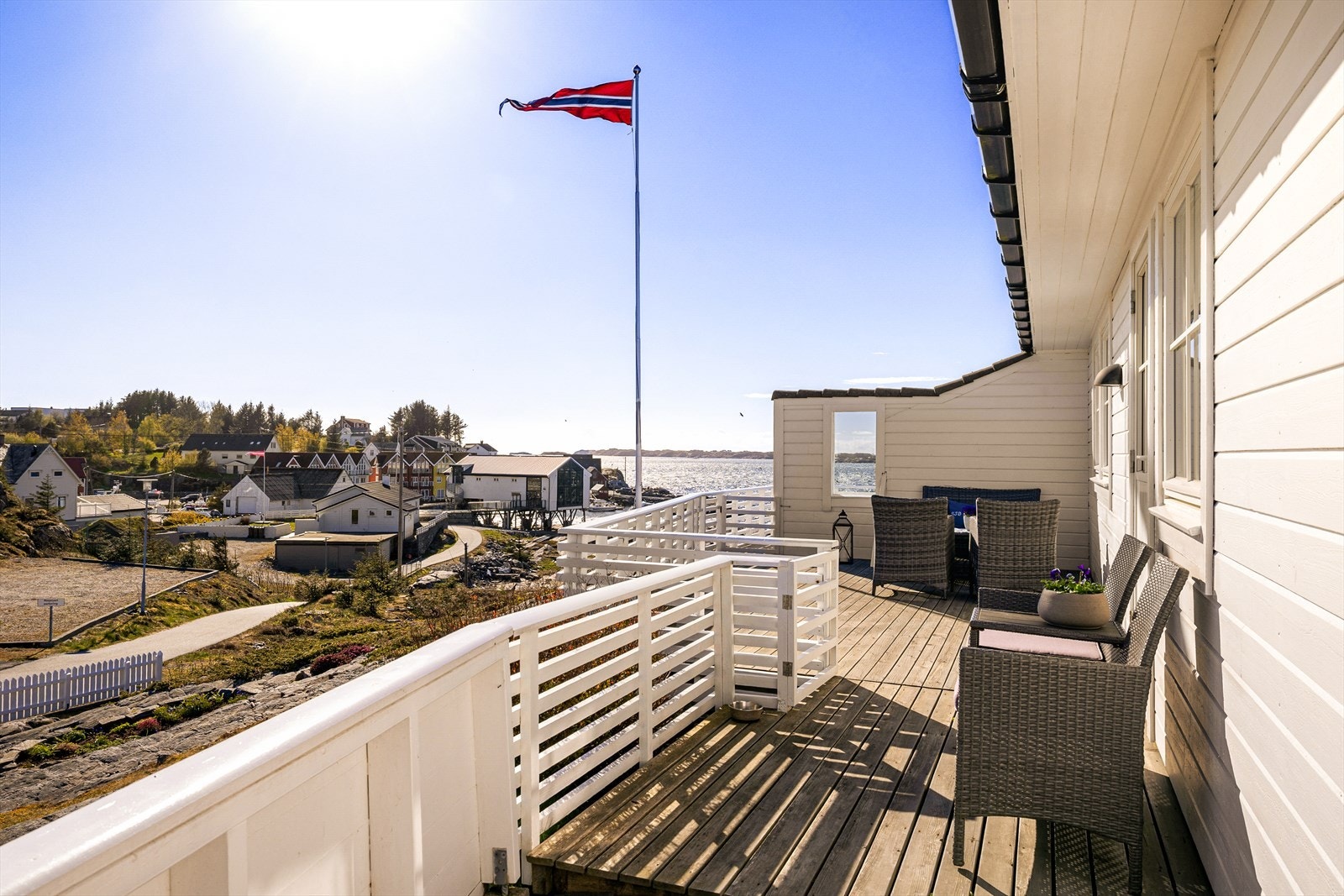 Stor markterrasse i tre med god plass til flere sittegrupper. Galleribilde